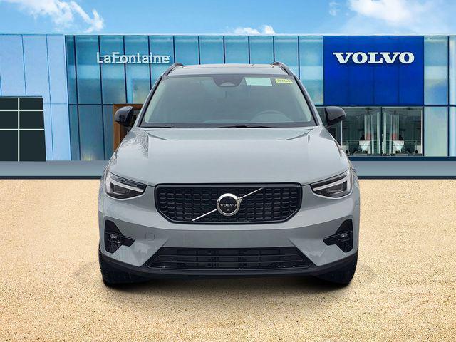 2026 Volvo XC40 Plus, B5 AWD Gas (mild hybrid), Dark
