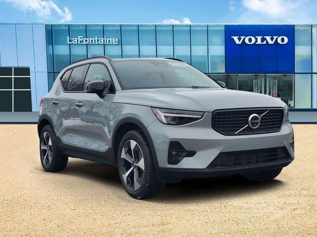2026 Volvo XC40 Plus, B5 AWD Gas (mild hybrid), Dark