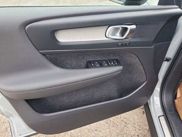 2026 Volvo XC40 Plus, B5 AWD Gas (mild hybrid), Dark
