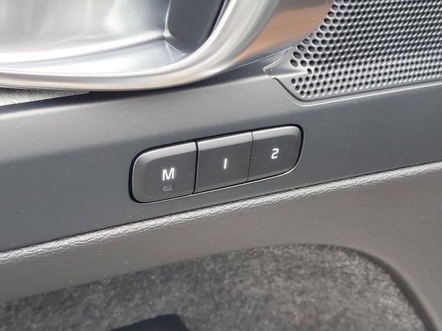 2026 Volvo XC40 Plus, B5 AWD Gas (mild hybrid), Dark