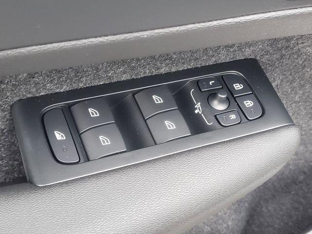 2026 Volvo XC40 Plus, B5 AWD Gas (mild hybrid), Dark