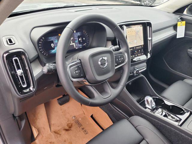 2026 Volvo XC40 Plus, B5 AWD Gas (mild hybrid), Dark