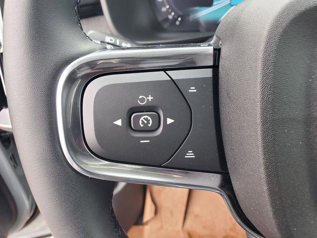 2026 Volvo XC40 Plus, B5 AWD Gas (mild hybrid), Dark