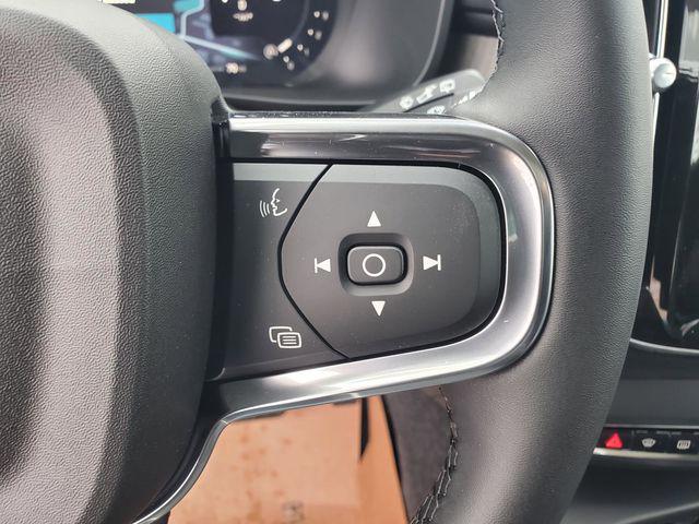 2026 Volvo XC40 Plus, B5 AWD Gas (mild hybrid), Dark