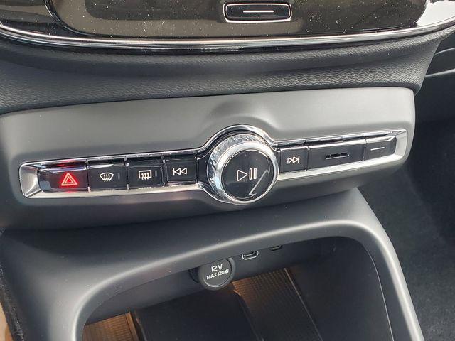 2026 Volvo XC40 Plus, B5 AWD Gas (mild hybrid), Dark