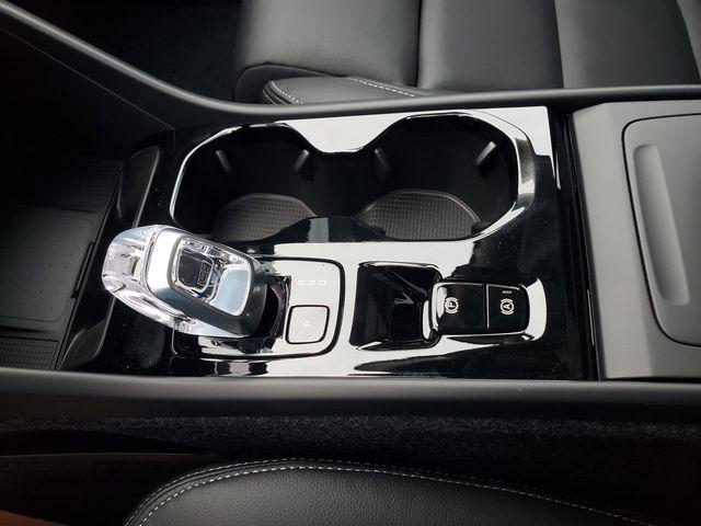 2026 Volvo XC40 Plus, B5 AWD Gas (mild hybrid), Dark