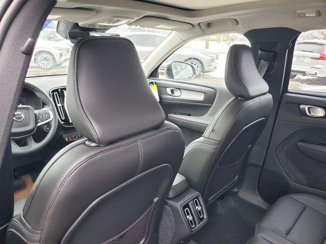2026 Volvo XC40 Plus, B5 AWD Gas (mild hybrid), Dark