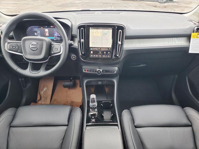 2026 Volvo XC40 Plus, B5 AWD Gas (mild hybrid), Dark