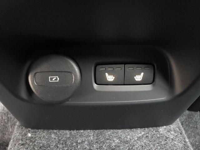 2026 Volvo XC40 Plus, B5 AWD Gas (mild hybrid), Dark