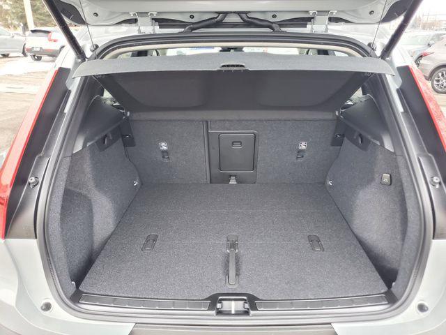 2026 Volvo XC40 Plus, B5 AWD Gas (mild hybrid), Dark