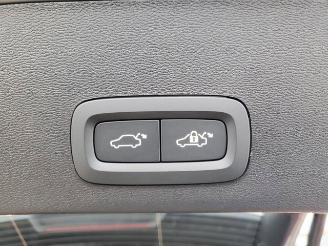 2026 Volvo XC40 Plus, B5 AWD Gas (mild hybrid), Dark