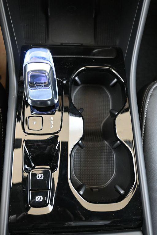 2026 Volvo XC40 Ultra, B5 AWD Gas (mild hybrid), Dark