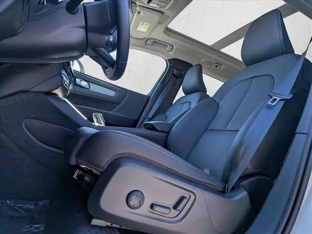2026 Volvo XC40 Plus, B5 AWD Gas (mild hybrid), Dark