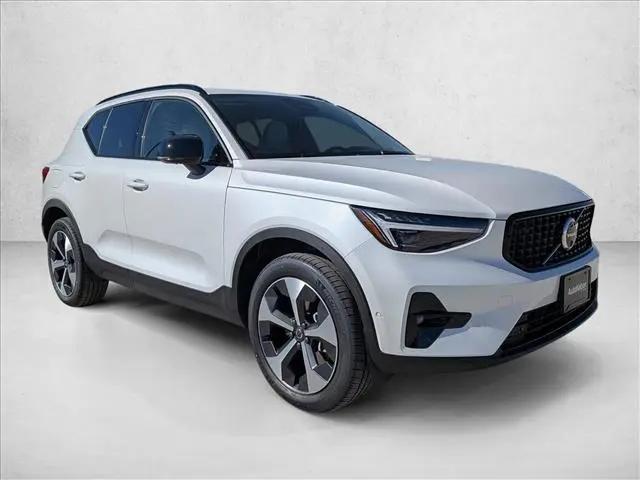 2026 Volvo XC40 Plus, B5 AWD Gas (mild hybrid), Dark