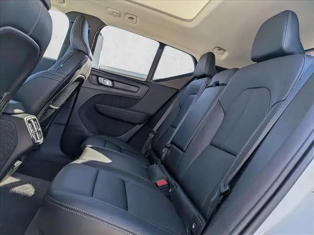 2026 Volvo XC40 Plus, B5 AWD Gas (mild hybrid), Dark