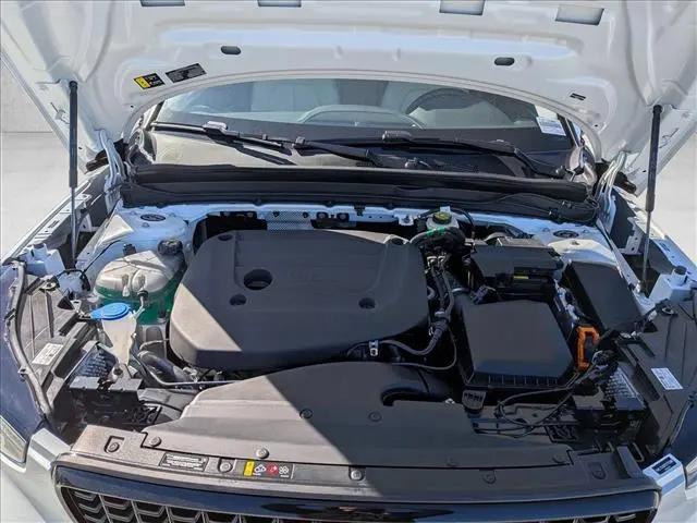 2026 Volvo XC40 Plus, B5 AWD Gas (mild hybrid), Dark