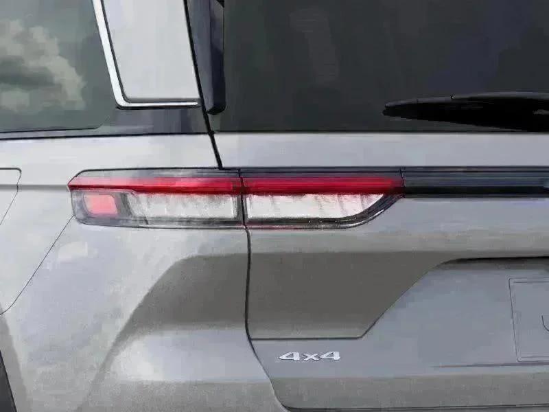 New 2026 Silver Zynith Exterior Paint Jeep Limited image 9