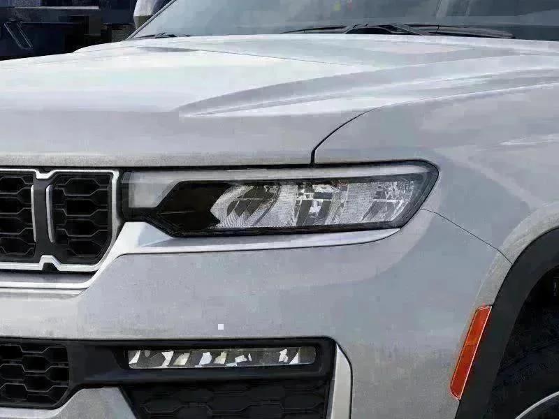 New 2026 Silver Zynith Exterior Paint Jeep Limited image 10
