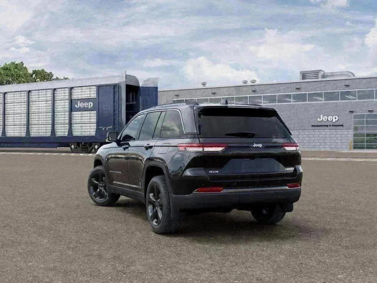 New 2026 Diamond Black Crystal Pearl-Coat Exterior Paint Jeep Limited image 3