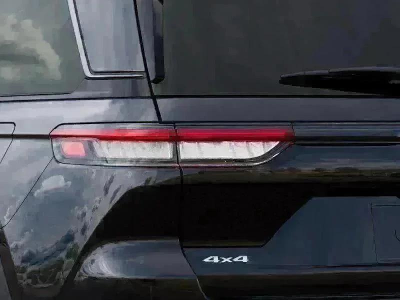 New 2026 Diamond Black Crystal Pearl-Coat Exterior Paint Jeep Limited image 35