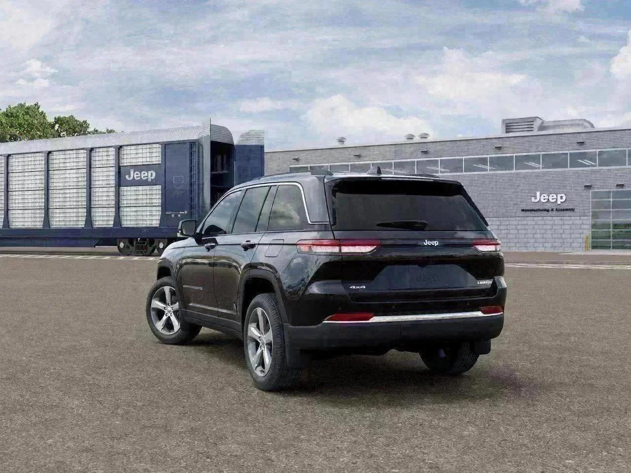 New 2026 Diamond Black Crystal Pearl-Coat Exterior Paint Jeep Limited image 3