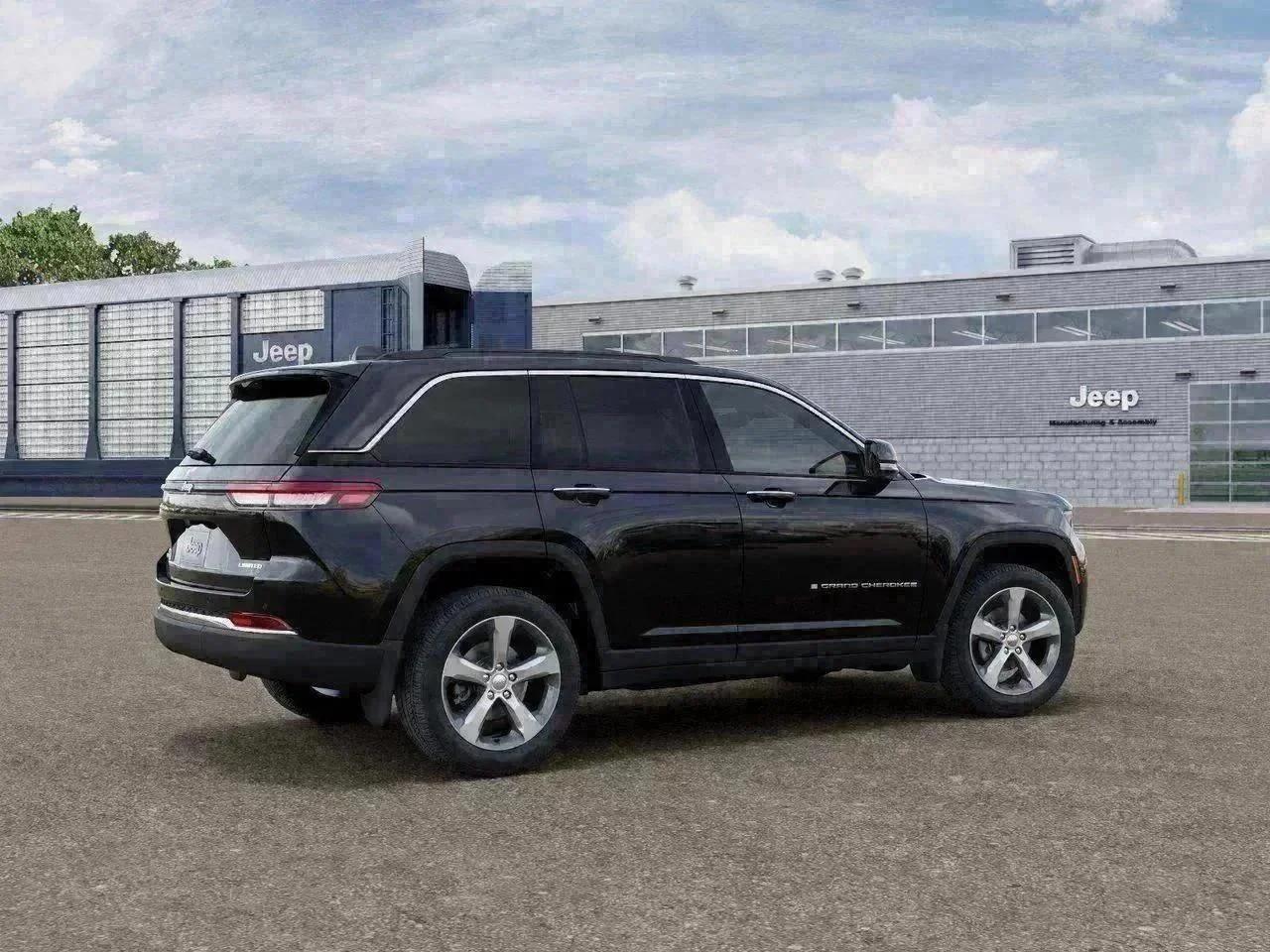New 2026 Diamond Black Crystal Pearl-Coat Exterior Paint Jeep Limited image 4