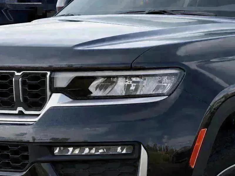 New 2026 Diamond Black Crystal Pearl-Coat Exterior Paint Jeep Limited image 10