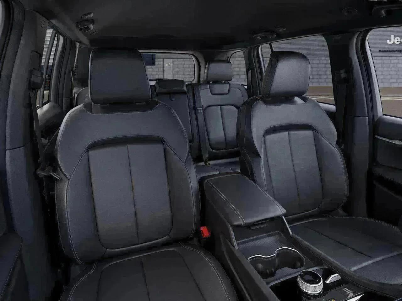 New 2026 Diamond Black Crystal Pearl-Coat Exterior Paint Jeep Limited image 16