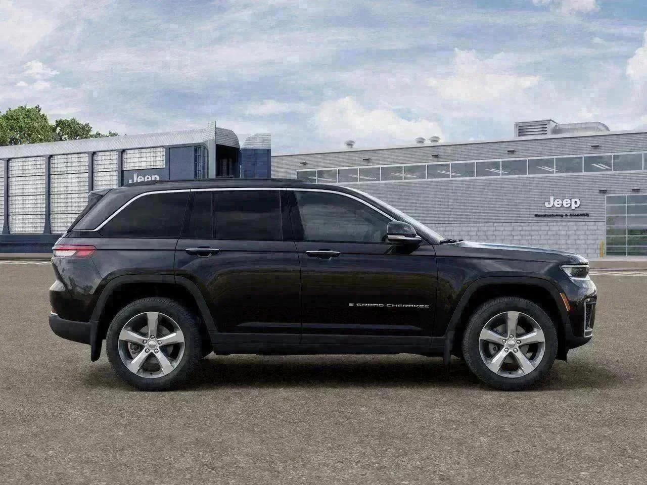 New 2026 Diamond Black Crystal Pearl-Coat Exterior Paint Jeep Limited image 21