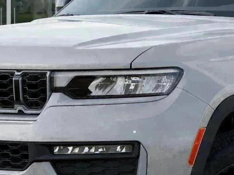 New 2026 Silver Zynith Exterior Paint Jeep Limited image 36