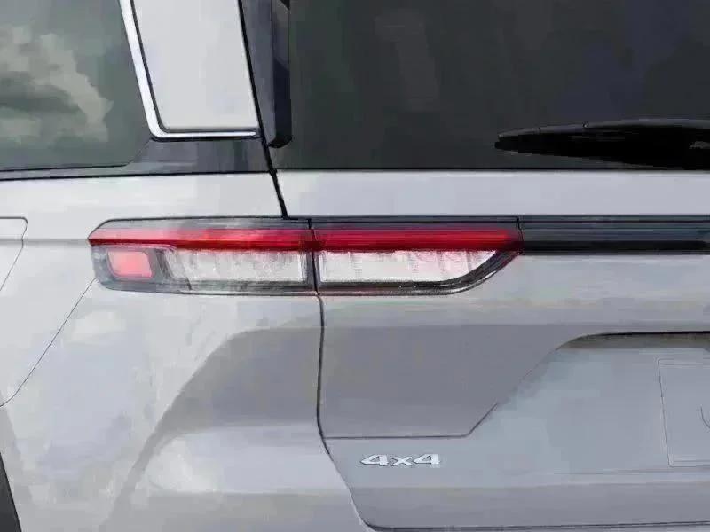 New 2026 Bright White Clear-Coat Exterior Paint Jeep Limited image 9