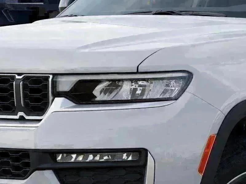 New 2026 Bright White Clear-Coat Exterior Paint Jeep Limited image 10