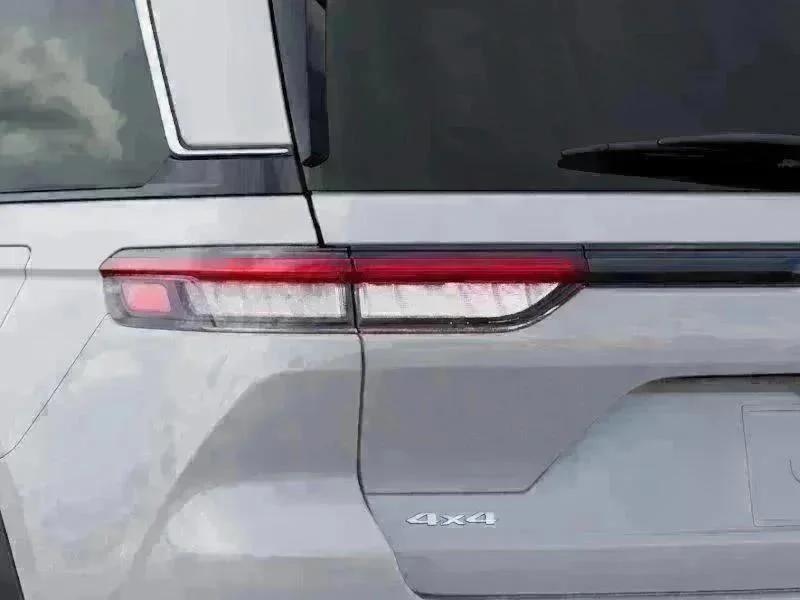 New 2026 Bright White Clear-Coat Exterior Paint Jeep Limited image 35