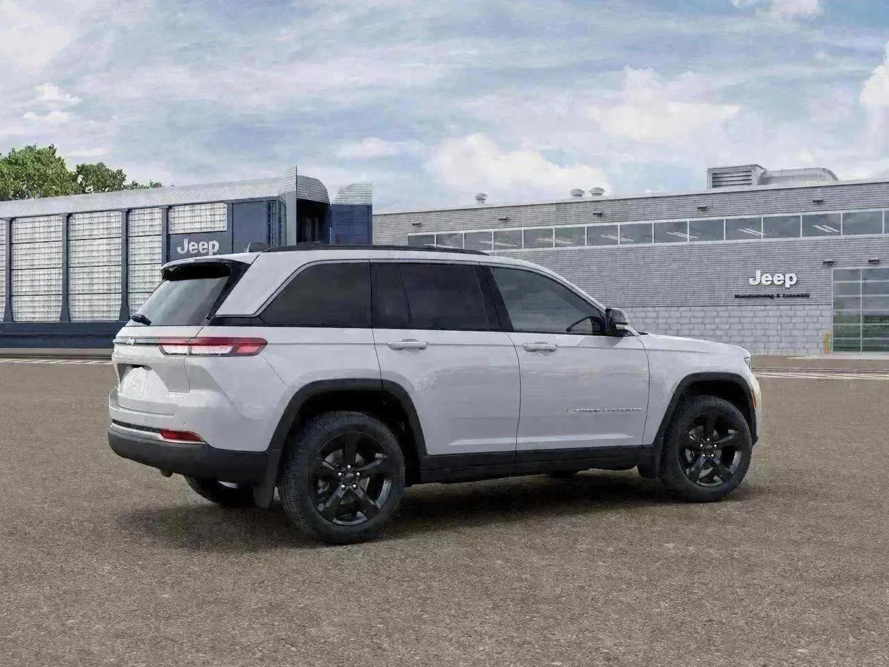 New 2026 Bright White Clear-Coat Exterior Paint Jeep Limited image 4