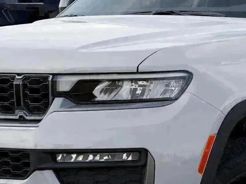 New 2026 Bright White Clear-Coat Exterior Paint Jeep Limited image 10