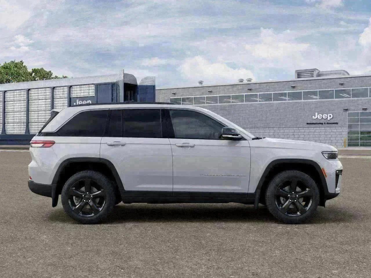 New 2026 Bright White Clear-Coat Exterior Paint Jeep Limited image 21