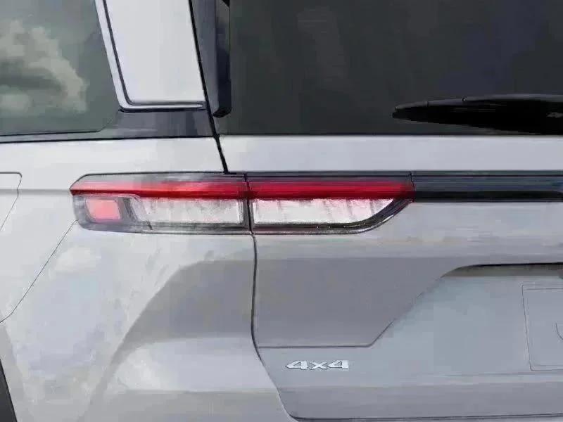 New 2026 Bright White Clear-Coat Exterior Paint Jeep Limited image 35