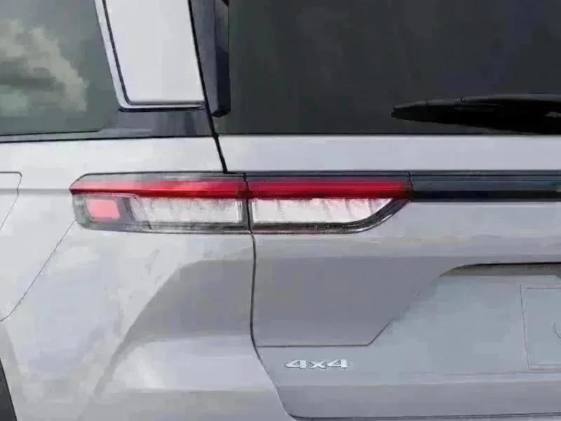 New 2026 Bright White Clear-Coat Exterior Paint Jeep Limited image 9