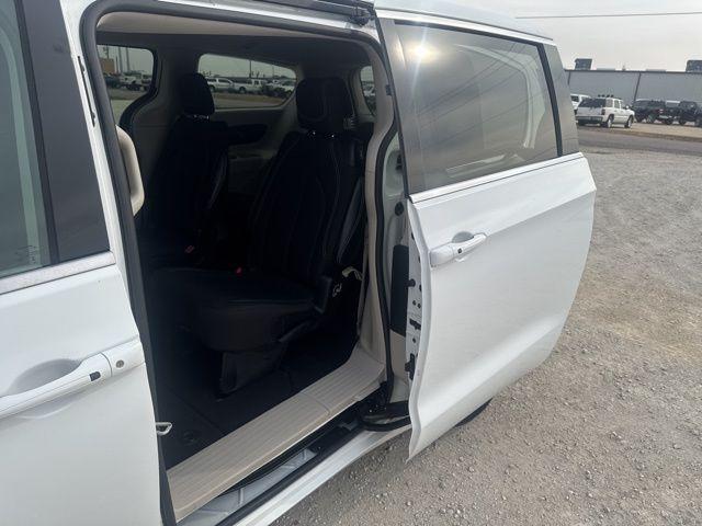 2024 Chrysler Voyager LX