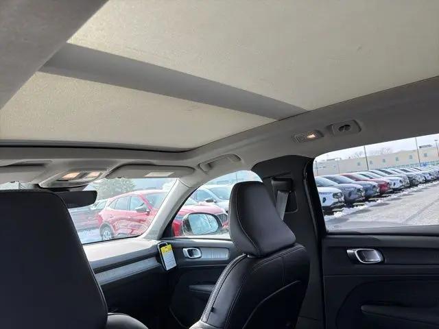 2026 Volvo XC40 Plus, B5 AWD Gas (mild hybrid), Dark