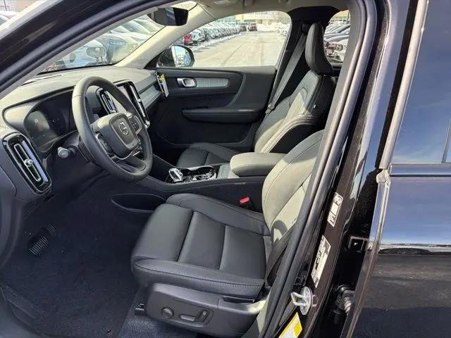2026 Volvo XC40 Plus, B5 AWD Gas (mild hybrid), Dark
