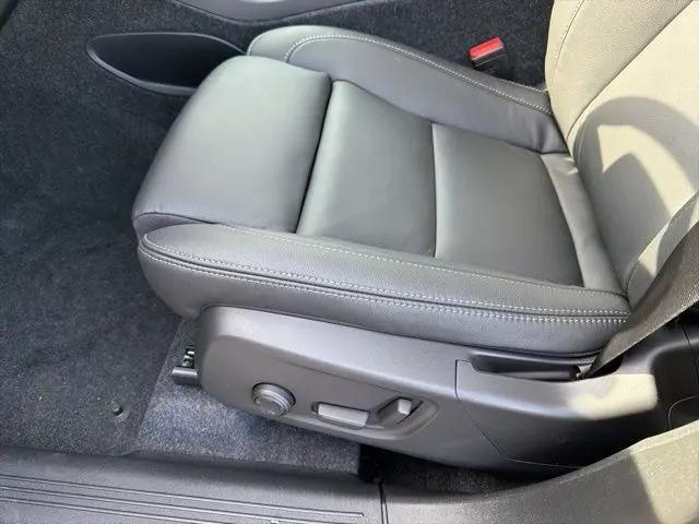 2026 Volvo XC40 Plus, B5 AWD Gas (mild hybrid), Dark
