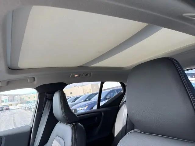 2026 Volvo XC40 Plus, B5 AWD Gas (mild hybrid), Dark