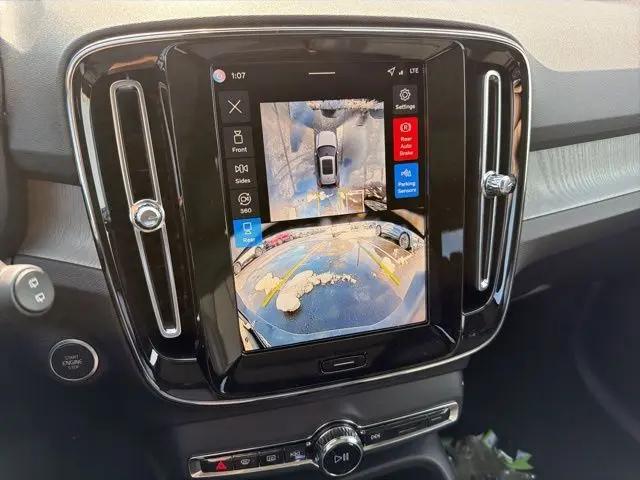 2026 Volvo XC40 Plus, B5 AWD Gas (mild hybrid), Dark