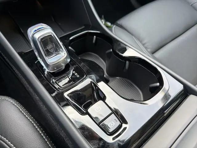 2026 Volvo XC40 Plus, B5 AWD Gas (mild hybrid), Dark