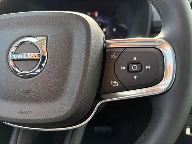 2026 Volvo XC40 Plus, B5 AWD Gas (mild hybrid), Dark