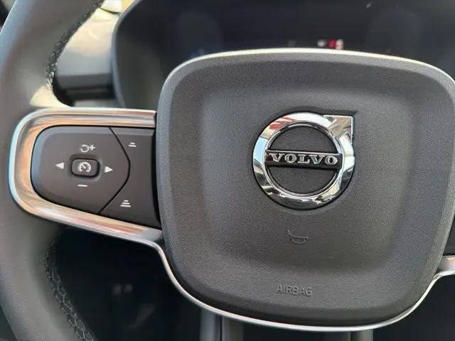 2026 Volvo XC40 Plus, B5 AWD Gas (mild hybrid), Dark
