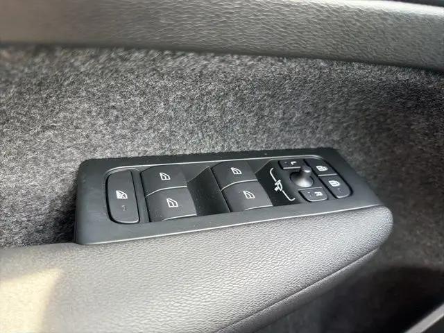2026 Volvo XC40 Plus, B5 AWD Gas (mild hybrid), Dark