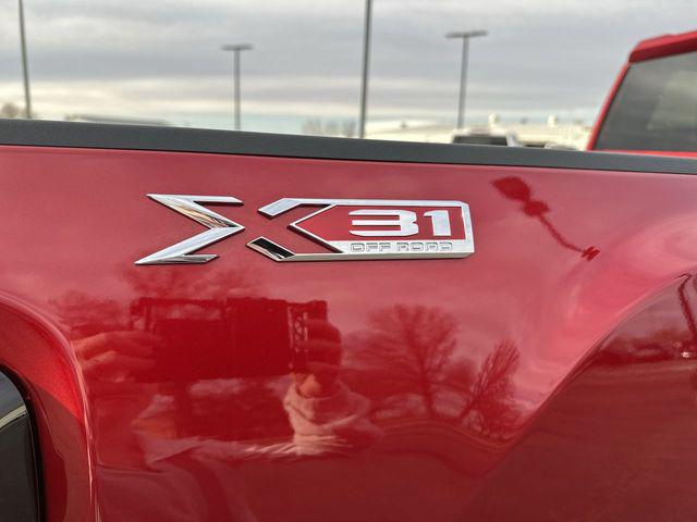 2025 GMC Sierra 2500HD 4WD Crew Cab Standard Bed SLT