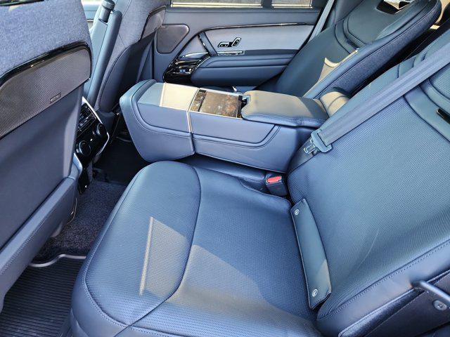 2026 Land Rover Range Rover P615 SV